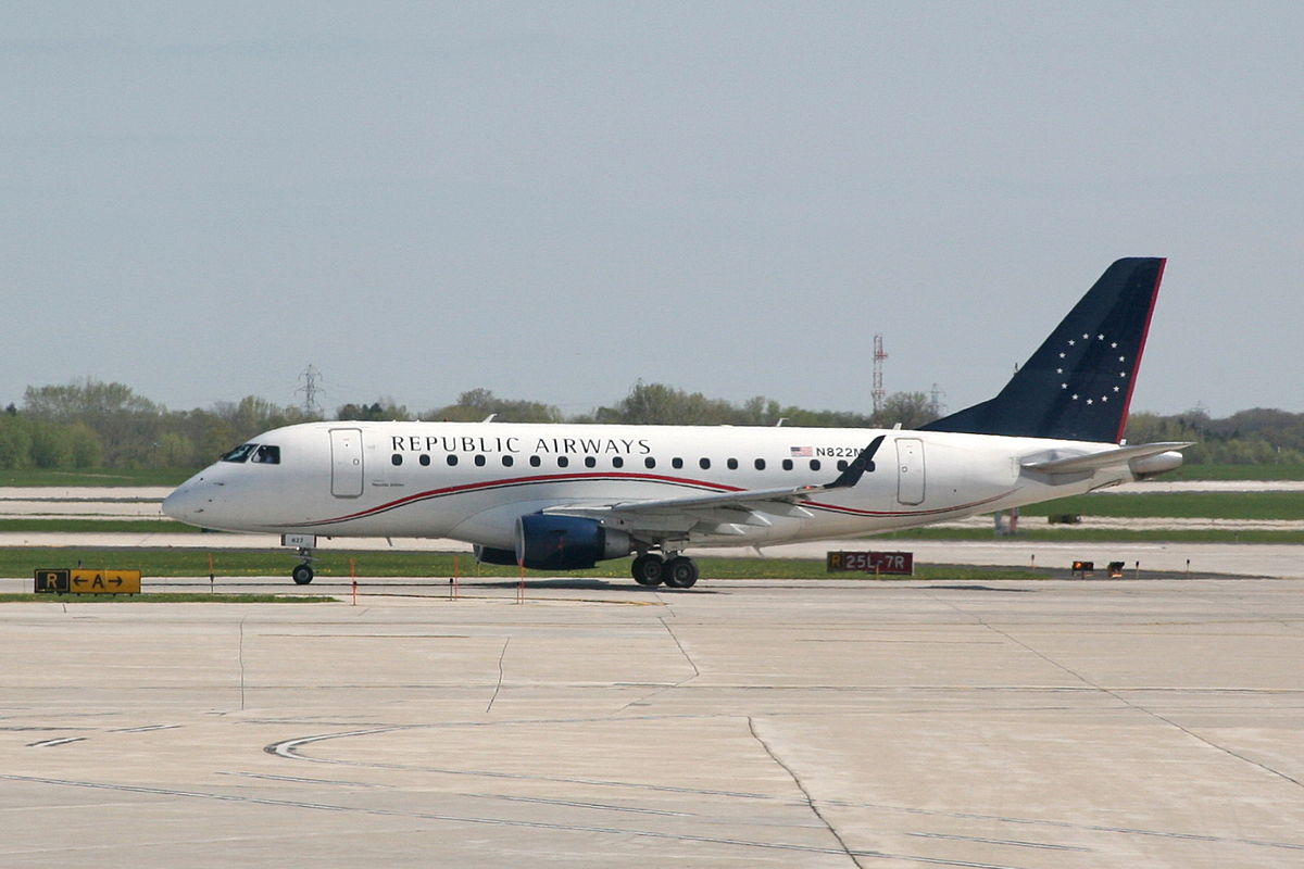 1200px-Republic_Airlines_E170_N822MD[1]