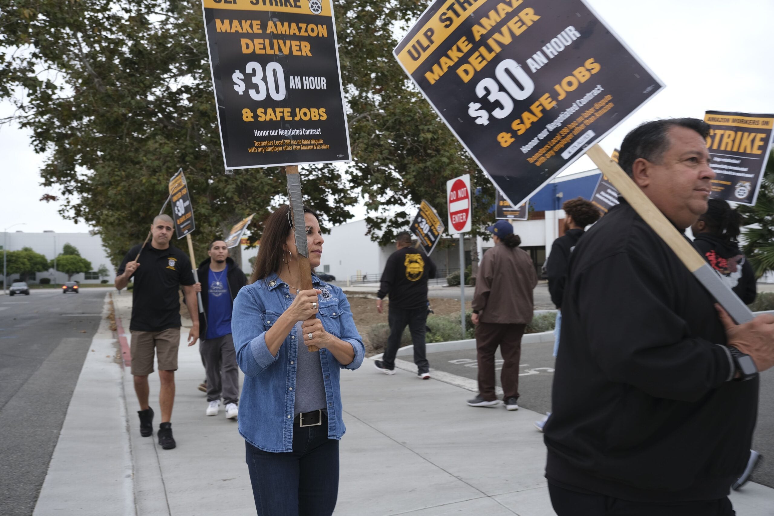 amazon-teamsters-picket-two-l-a-warehouses-over-unfair-labor-practices