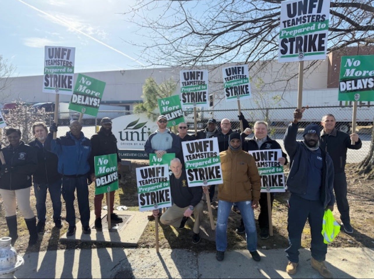 Teamsters at UNFI Hold Practice Pickets  
