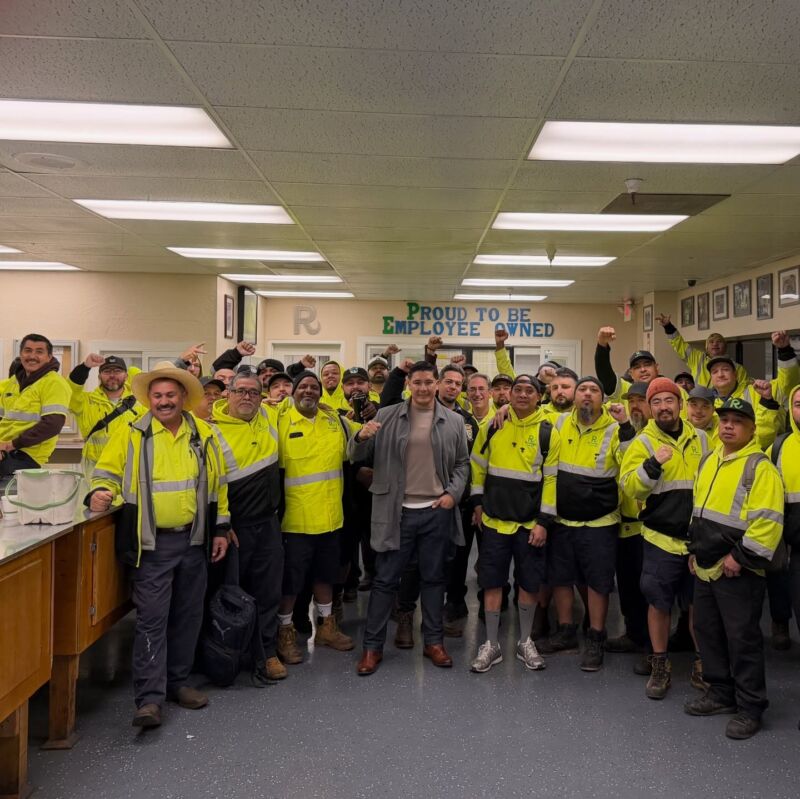 Image for the Tweet beginning: Recology workers represented by Teamsters